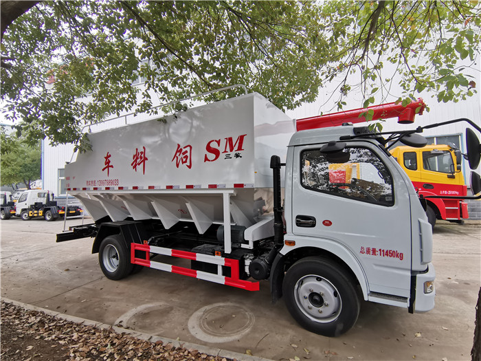 東風(fēng)多利卡散裝飼料運(yùn)輸車(chē)
