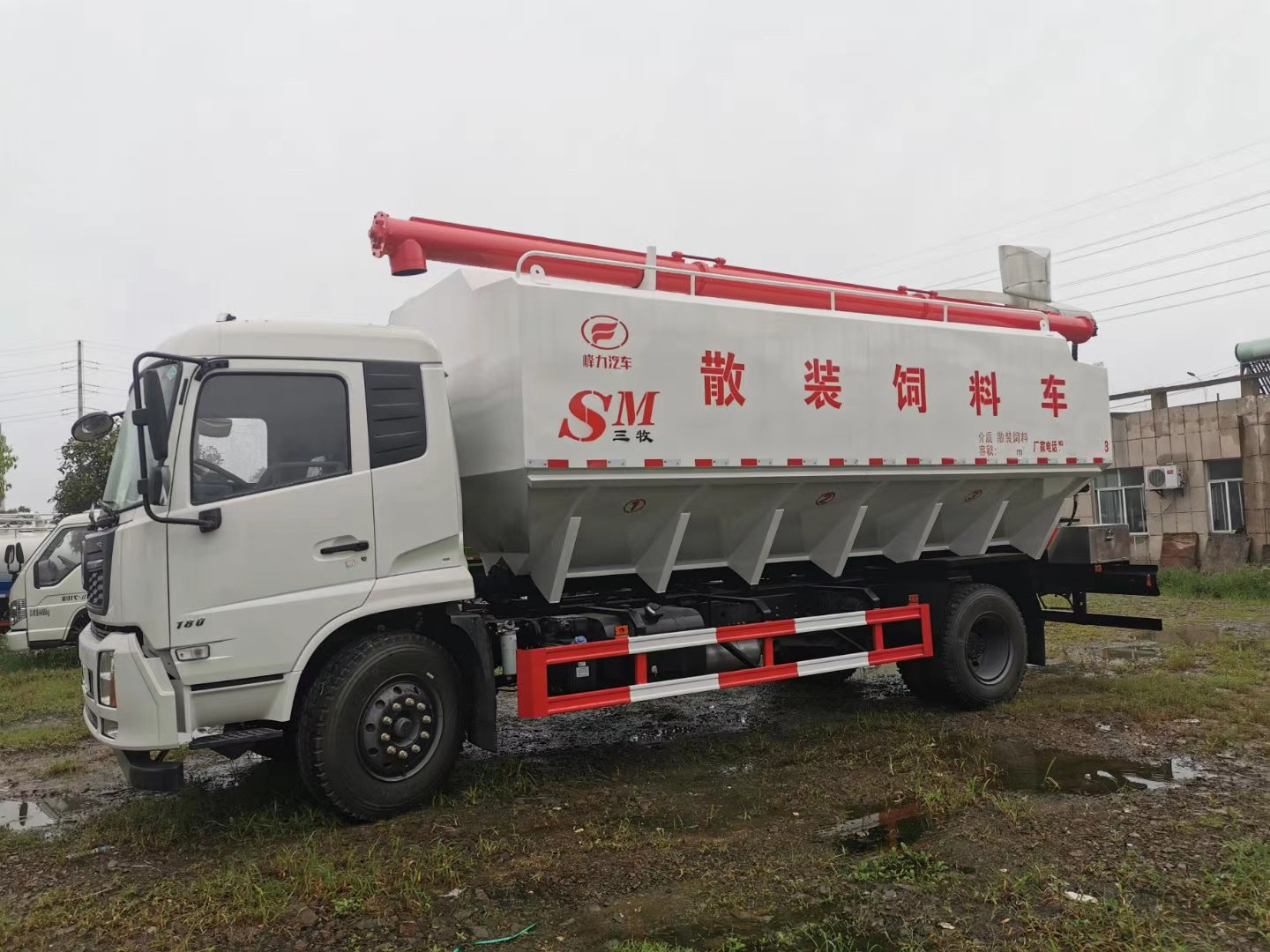 東風(fēng)天錦散裝飼料運(yùn)輸車(chē)