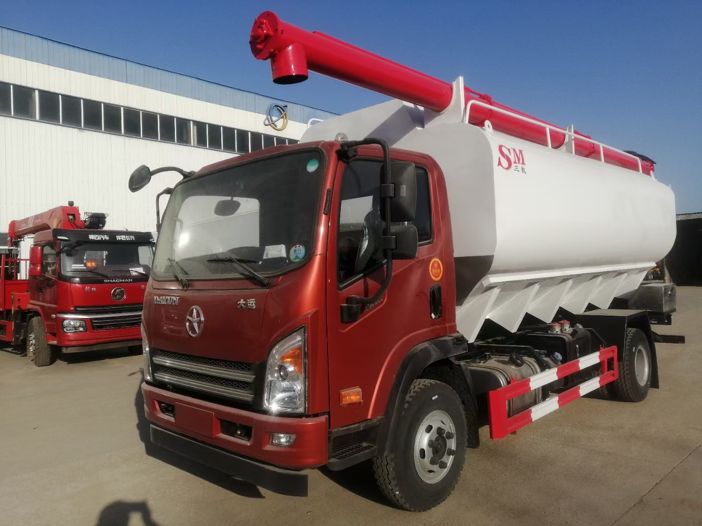 大運(yùn)圓罐散裝飼料車(chē)國(guó)六